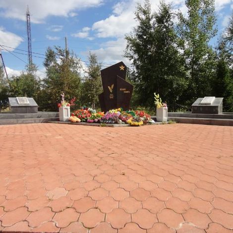 Мраморные плиты с фамилиями 130 погибших в боях за Родину сытоминцев